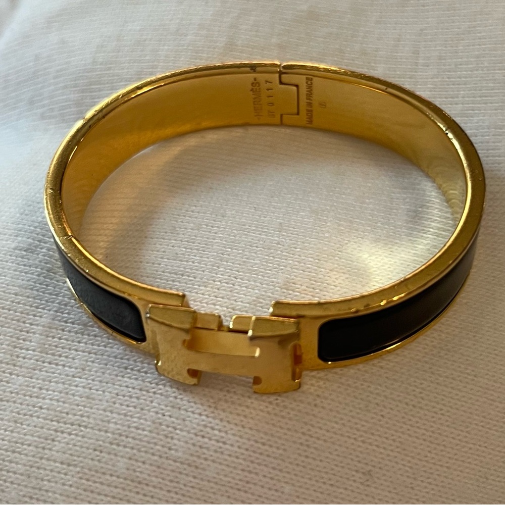 Hermes Clic H Narrow bracelet in enamel with gold-plated hardware. Preowned